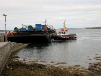Unloading the turbine at the pier