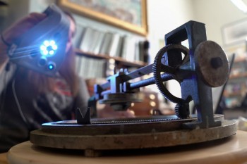 3D-scanning objects © Kieran Baxter, 3DVisLab, University of Dundee